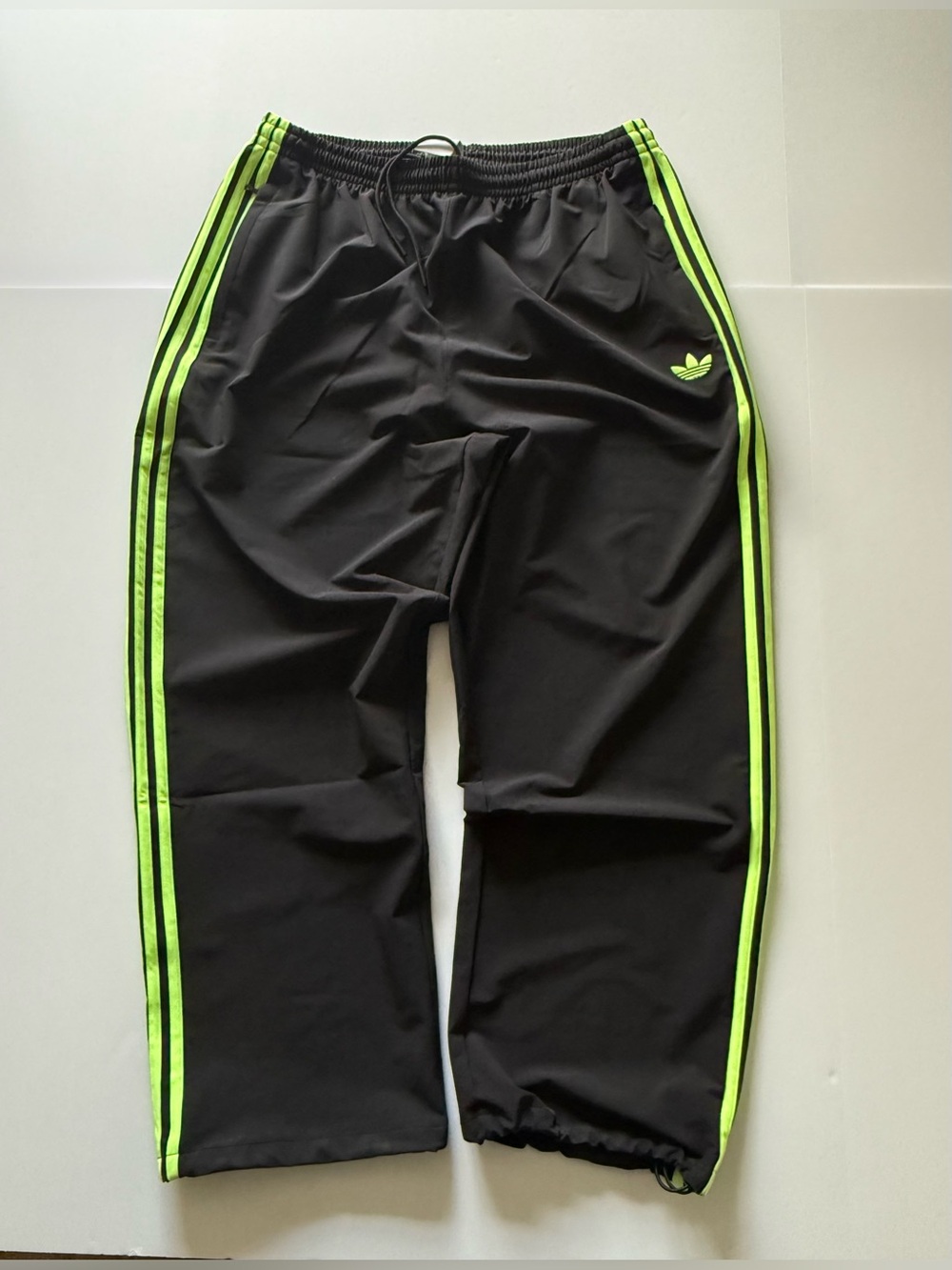 adidas Originals Woven Drill Track Pants JW5911 Men's Size Large Black/green NWT